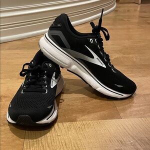 Brooks Women’s 7 (wide) Ghost Black and White Running Shoes